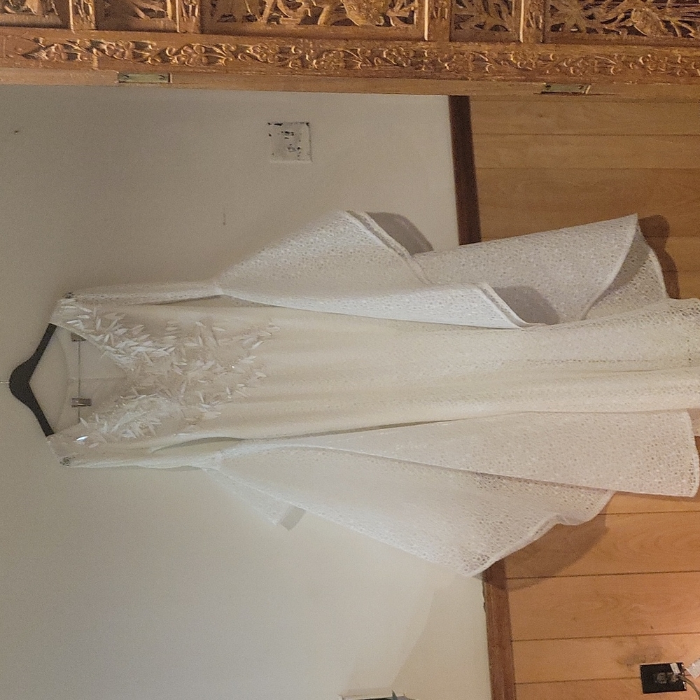 NAGWA'S-EXQUISITE! UNIQUE!-WHITE LACE GOWN W/FABULOUS LACE BELL SLEEVES
